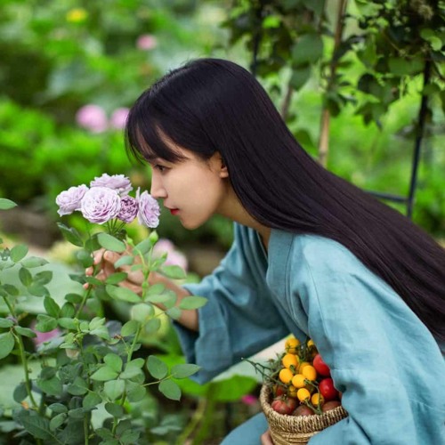 Li Ziqi with flowers